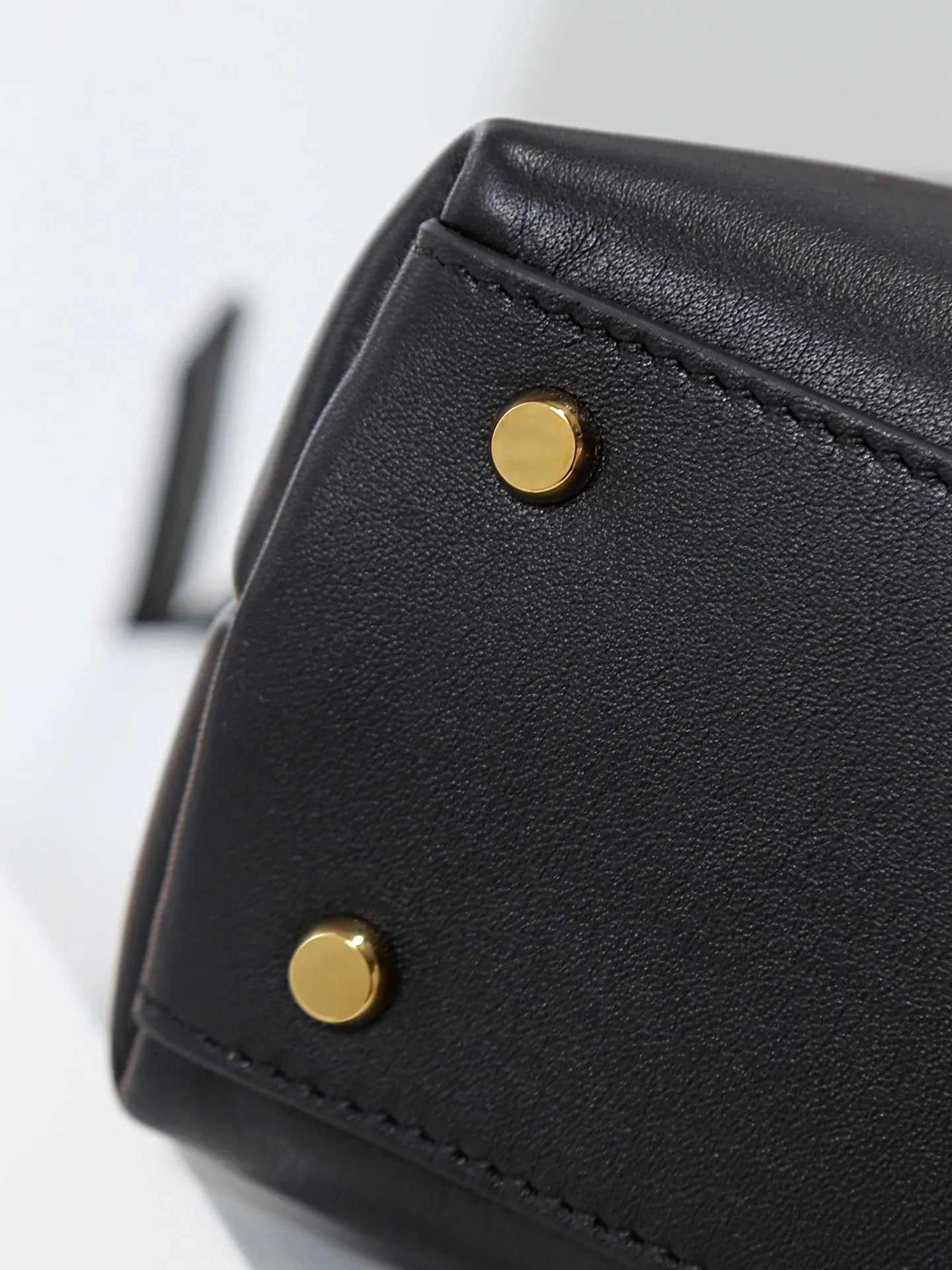 1150. Bottega Veneta's latest Ciao Ciao bag is a two-way flap handbag in silky cowhide, decorated with signature twist details, hidden hook closure, the flap can be fastened to the front, or connected to the INTRECCIATO woven internal pocket, with an adjustable and removable crossbody strap, an internal compartment, and a zippered pocket. The surprise flap has various shapes. Style 1 - Cover the bag surface, exposing the knot and knot decoration. Style 2 - Place the flap inside the bag. A buckle is also designed. Style 3 - The U-shaped position of the top handle in the hand bag. Style No.: 835835 Size: 26*19*10.5cm